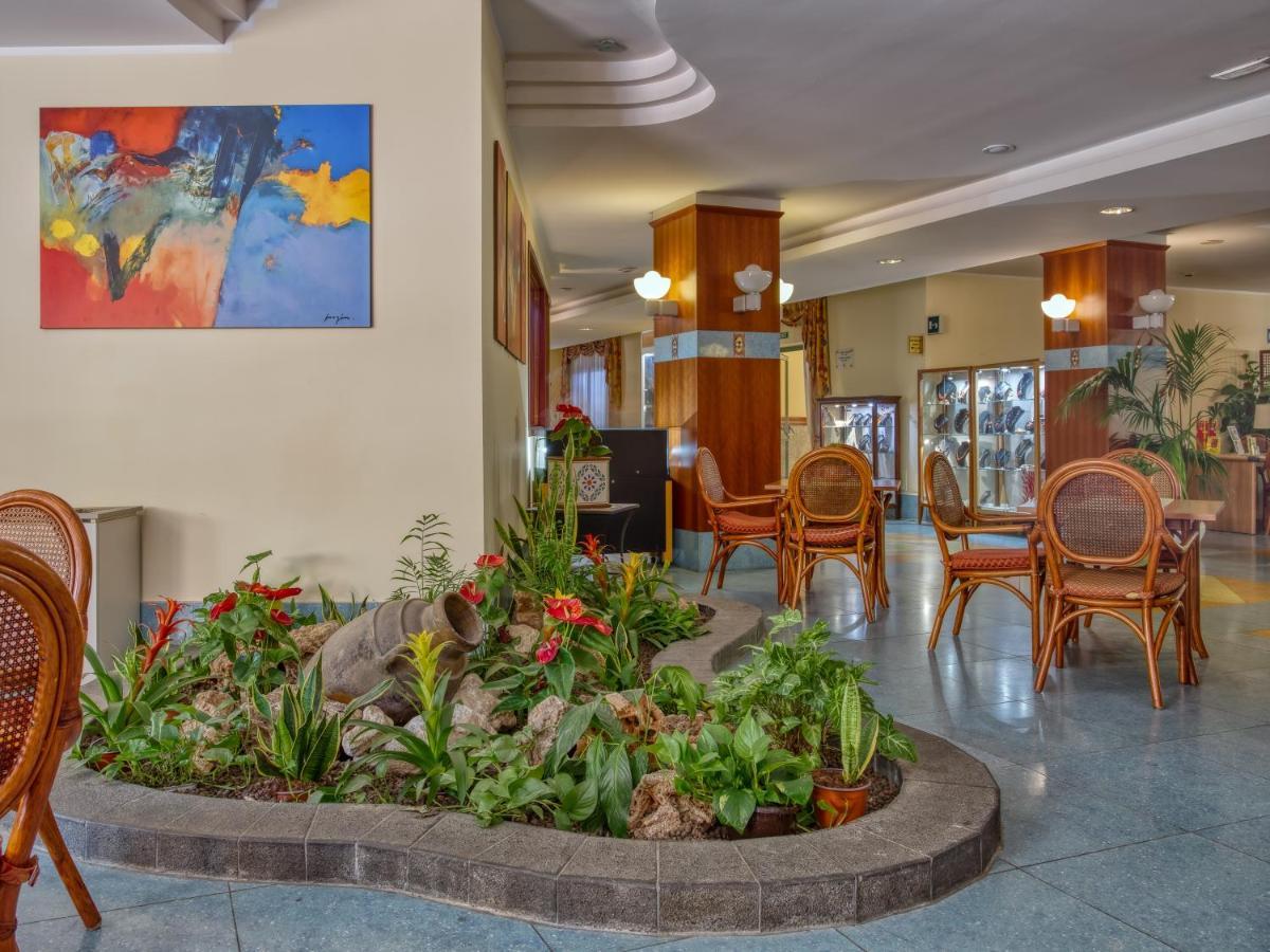 Hotel Caesar Palace Giardini-Naxos Buitenkant foto