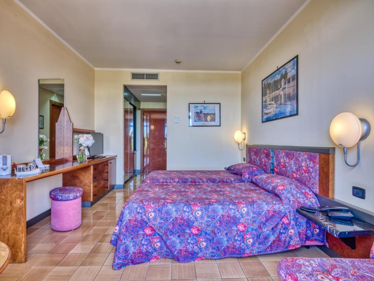 Hotel Caesar Palace Giardini-Naxos Buitenkant foto